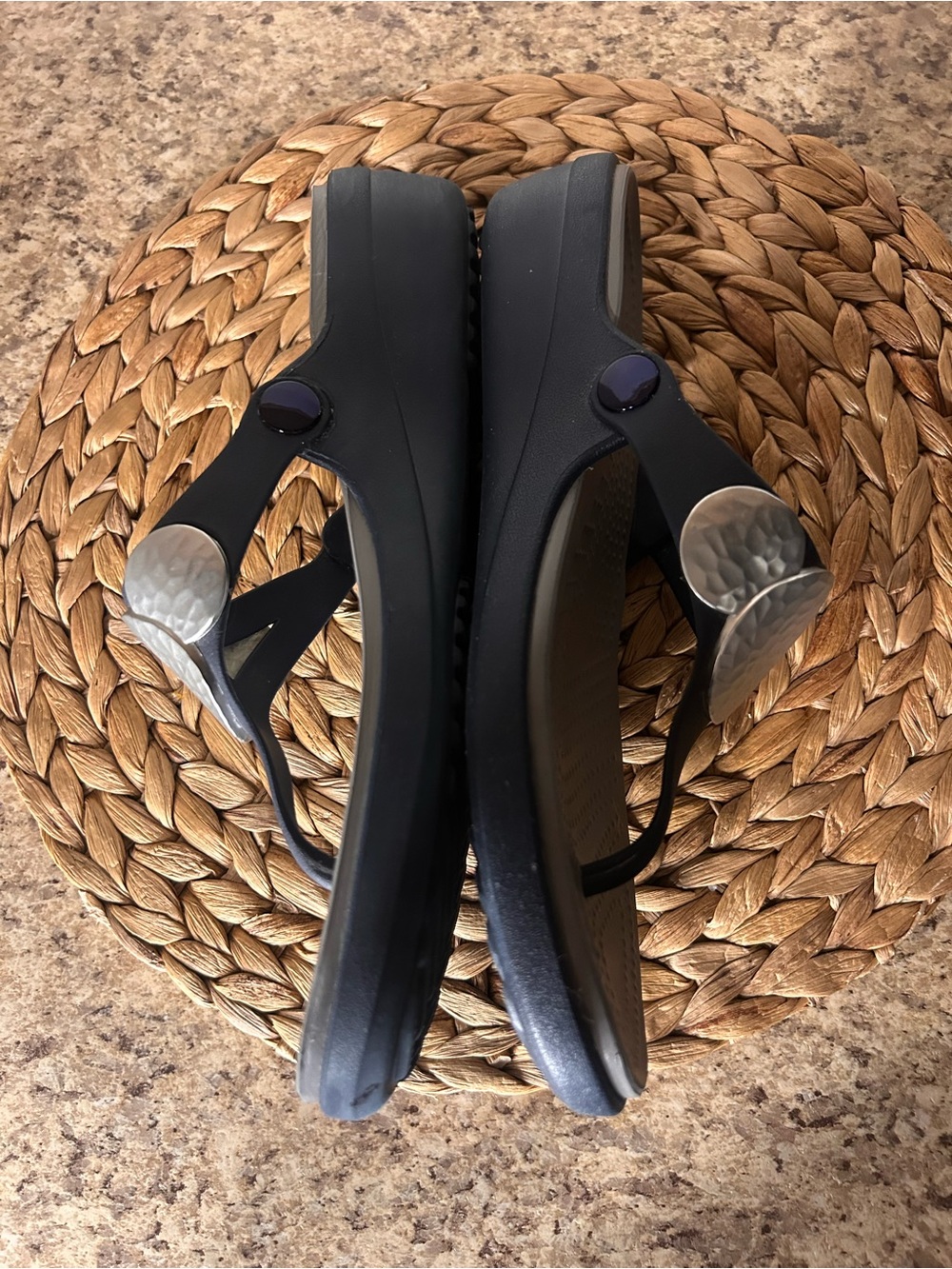 Crocs Sanrah Black Sandals/Flip Flops Low Wedge Hammered Circle Silver Detail - Picture 6 of 8